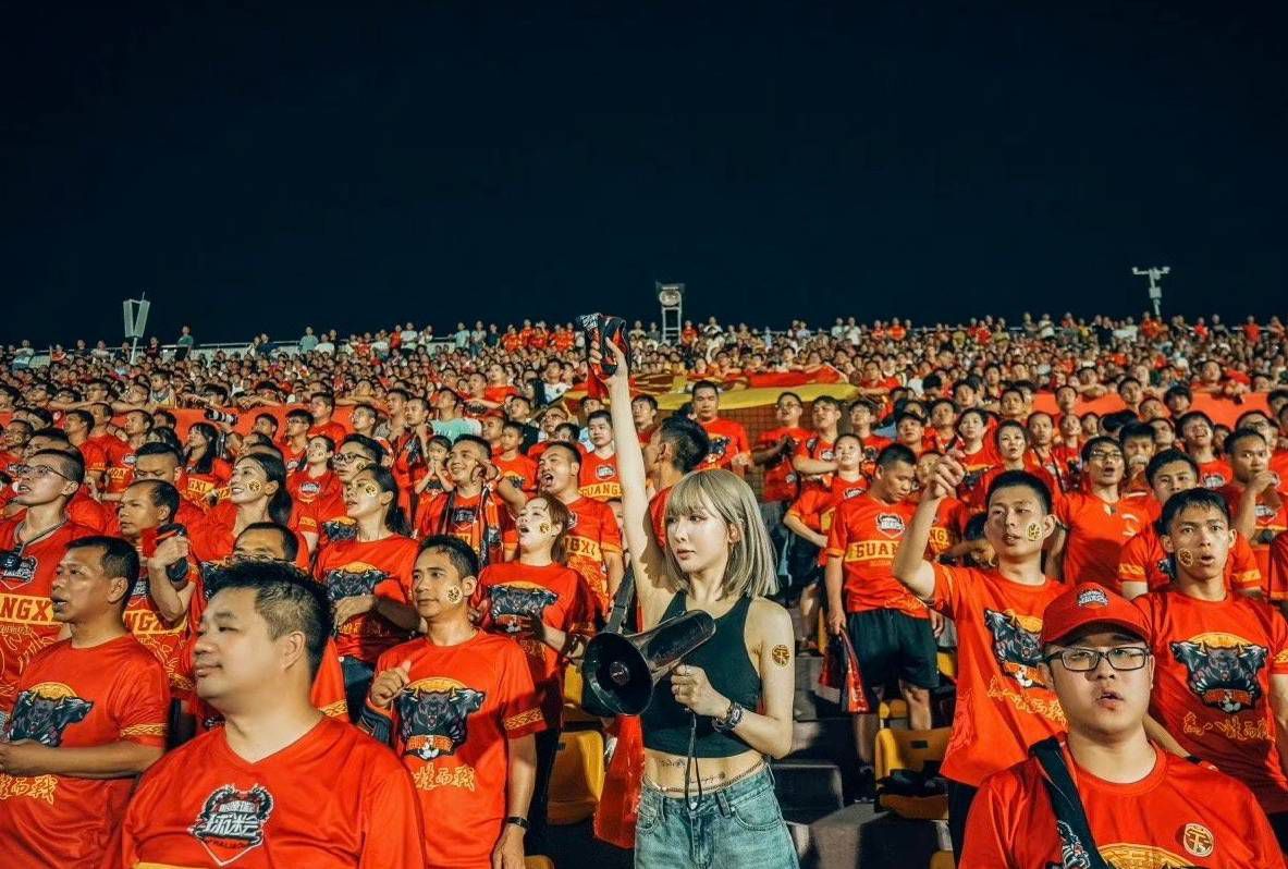 现在，韩美晴穿了一件灰色的长款呢子大衣，显得非常有气质，在香格里拉门口一见面，萧常坤便被她迷的心潮澎湃。